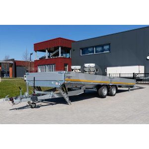 Zijaanzicht kantelbare Eduard multitransporter met gekiepte laadbak 406x200cm laadvloerhoogte 63cm 3000kg 4020-4-AOB30-300-J-63