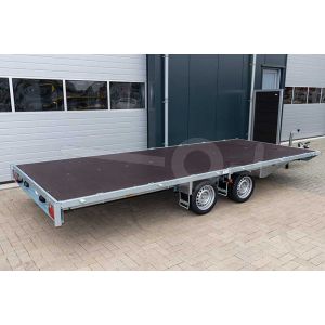 Vlakke multitransporter Eduard 606x200cm zonder borden. Uitgerust met kabellier en oprijplaten. Laadvloerhoogte 63cm. Bruto laadvermogen 3500kg.