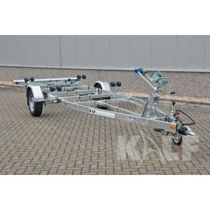 Enkelasser motorboot boottrailer Kalf Basic 1800-62 afmeting 620x210cm met een bruto laadvermogen van 1800kg (1420 netto)