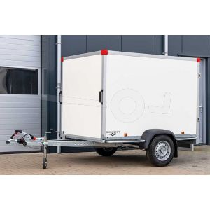 Aanzicht schuin van voren van de Power Trailer ongeremde enkelas gesloten aanhangwagen 257x132x150 cm met een bruto laadvermogen van 750 kg