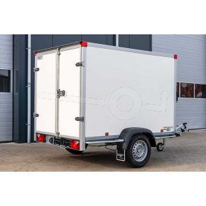 Achter zijaanzicht van de Power Trailer enkelas gesloten aanhangwagen 257x157x188 cm met een bruto laadvermogen van 750 kg ongeremd.