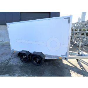 VDM gesloten aanhangwagen (lxbxh) 258x150x150cm, Bruto 2000kg (1546kg netto), Witte PPL panelen, 2 achterdeuren, Vloerhoogte ca.55cm, Tandemas geremd, Banden 13"