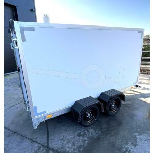 VDM gesloten aanhangwagen (lxbxh) 258x150x150cm, Bruto 2700kg (2224kg netto), Witte PPL panelen, 2 achterdeuren, Vloerhoogte ca.55cm, Tandemas geremd, Banden 13"