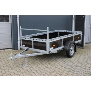 VDM aanhangwagen, Lxb 200x130cm. Bruto 750kg bruto (579kg netto). Laadvloerhoogte circa 54cm. Bruin betonplex borden met railing en voorrek. Banden 13". Enkelas ongeremd