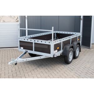 VDM aanhangwagen, Lxb 258x130cm. Bruto 750kg bruto (550kg netto). Laadvloerhoogte circa 54cm. Bruin betonplex borden met railing en voorrek. Banden 13". Tandemas ongeremd