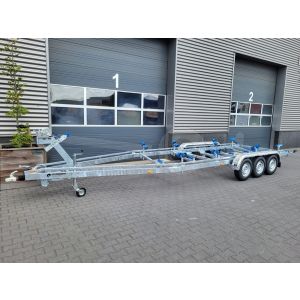 Vlemmix boottrailer R, 840x255cm (lxb), bruto 3500kg (netto 2840kg), tridem (3 assen van 1350kg) geremd.