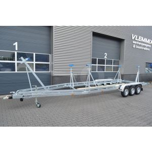 Vlemmix zeilboottrailer S, 840x255cm (lxb), bruto 3500kg (netto 2780kg), tridem (3 assen van 1500kg) geremd.